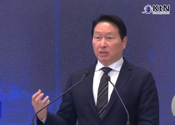 최태원 SK그룹 회장이 인공지능(AI) 데이터센터 1000조 원, 반도체 공급 확장 1100조 원 등 총 2100조 원 규모의 국내 투자 구상을 공개하며 SK의 미래 성장축을 ‘지능 인프라’와 ‘메모리 공급망’으로 재편하겠다고 밝혔다.  사진=2026. 06.29  방송화면 갈무리 K trendy NEWS DB ⓒ케이 트렌디뉴스 무단전재 및 수집, 재배포금지