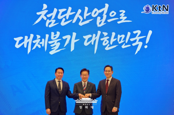청와대  (  이재명 대통령과 이재용 삼성전자 회장, 최태원 SK그룹 회장이 29일 청와대에서 열린 3대 메가프로젝트 국민보고회에서 기업 투자계획 발표 후 기념촬영을 하고 있다. ) K trendy NEWS DB ⓒ케이 트렌디뉴스 무단전재 및 수집, 재배포금지