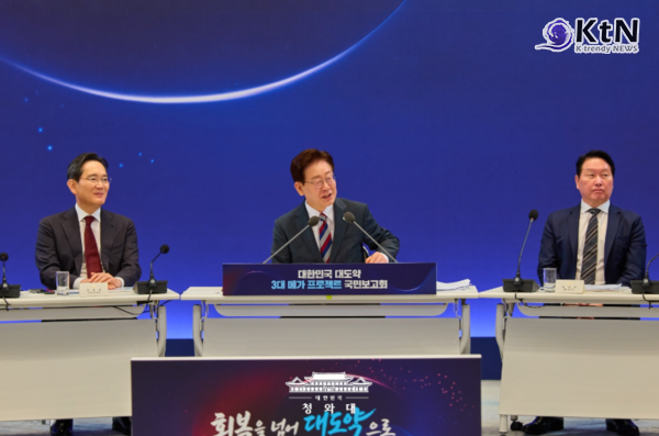 청와대  (  이재명 대통령과 이재용 삼성전자 회장, 최태원 SK그룹 회장이 29일 청와대에서 열린 3대 메가프로젝트 국민보고회에서 기업 투자계획 발표 후 기념촬영을 하고 있다. ) K trendy NEWS DB ⓒ케이 트렌디뉴스 무단전재 및 수집, 재배포금지