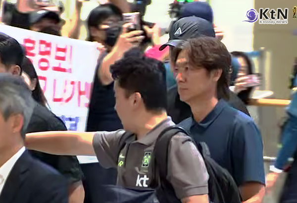 북중미 월드컵 32강 진출 실패 뒤 사퇴 의사를 밝힌 홍명보 감독이 30일 새벽 야유 속에 귀국했고, 한국 축구는 감독과 협회장 리더십이 동시에 흔들리는 혼란의 입구에 섰다. 사진=2026. 06.30   방송화면 갈무리 K trendy NEWS DB ⓒ케이 트렌디뉴스 무단전재 및 수집, 재배포금지