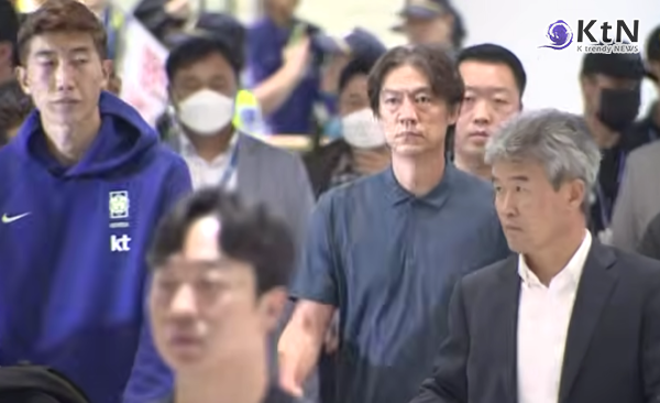 "홍명보 나가" 야유 쏟아진 새벽 공항...32강 탈락·사퇴 발표 홍명보, 야유 속 귀국  사진=2026. 06.30   방송화면 갈무리 K trendy NEWS DB ⓒ케이 트렌디뉴스 무단전재 및 수집, 재배포금지