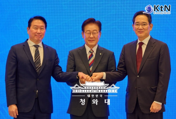 이재명 대통령이 호남 반도체 투자 집중 논란에 직접 입장을 밝혔다.  사진=2026. 06.30   청와대  (  이재명 대통령과 이재용 삼성전자 회장, 최태원 SK그룹 회장이 29일 청와대에서 열린 3대 메가프로젝트 국민보고회에서 기업 투자계획 발표 후 기념촬영을 하고 있다. ) K trendy NEWS DB ⓒ케이 트렌디뉴스 무단전재 및 수집, 재배포금지