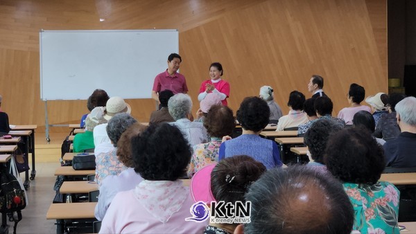 소흘노인대학 한 수강생이 조영식 마술사가 전수해준 마술을 앞에서 시연해 보이고 있다. (사진=소흘노인대학 제공)