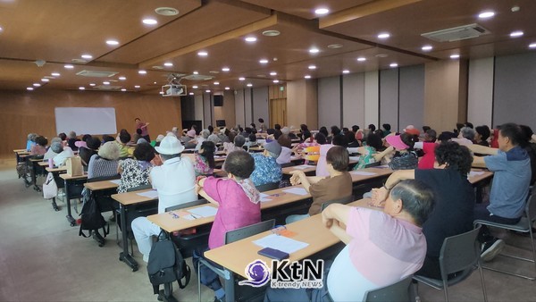 소흘 노인대학 수강생들이 '손목 한바퀴 돌리기 마술'을 배우고 있다. (사진=소흘 노인대학 제공)