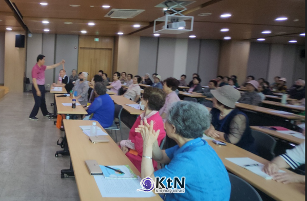조영식 마술 강사가 길이가 다른 세줄을 똑 같게 하는 마술을 시연해 보이고  있다. (사진=소흘 노인대학 제공)