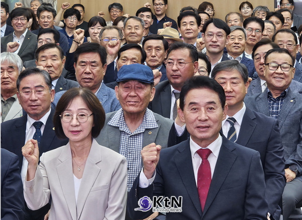 백영현 포천시장 유현미 부인 내외가 취임식에서 더 큰 포천을 위한 다짐의 화이팅을 하고 있다(사진=조영식 기자)