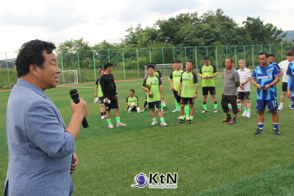 성영재 회장은 폐회사에서 "오늘 경기장에서 보여준 여러분의 끈기와 열정, 그리고 서로를 존중하는 페어플레이 정신이 바로 포천 축구의 자랑이자 포천의 저력"이라며 "앞으로도 생활체육 축구가 시민 건강 증진은 물론 지역 공동체를 하나로 묶는 소중한 연결고리 역할을 해주길 기대한다"고 강조했다.(사진=조영식 기자)
