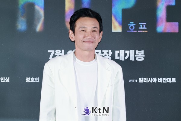 [KtN 현장포토] '호프' 황정민, 시사회장 밝힌 화이트 재킷…묵직한 반전 여유  사진=2026. 01.27  배우 황정민이 영화 ‘호프’ 언론시사회 포토월에 화이트 재킷과 블랙 팬츠 차림으로 참석했다. K trendy NEWS DB ⓒ케이 트렌디뉴스 무단전재 및 수집, 재배포금지