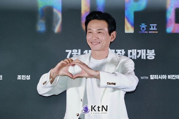 [KtN 현장포토] '호프' 황정민, 시사회장 밝힌 화이트 재킷…묵직한 반전 여유  사진=2026. 01.27  배우 황정민이 영화 ‘호프’ 언론시사회 포토월에 화이트 재킷과 블랙 팬츠 차림으로 참석했다. K trendy NEWS DB ⓒ케이 트렌디뉴스 무단전재 및 수집, 재배포금지