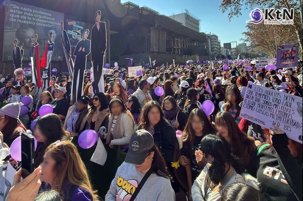 '잔디가 방탄소년단(BTS: RM, 진, 슈가, 제이홉, 지민, 뷔, 정국) 보다 중요하냐'칠레 아미, 대통령궁 앞 시위에 정부 결국 굴복?  사진=2026. 07.06  @kookyun  K trendy NEWS DB ⓒ케이 트렌디뉴스 무단전재 및 수집, 재배포금지