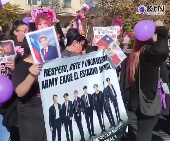 '잔디가 방탄소년단(BTS: RM, 진, 슈가, 제이홉, 지민, 뷔, 정국) 보다 중요하냐'칠레 아미, 대통령궁 앞 시위에 정부 결국 굴복?  사진=2026. 07.06  @kookyun  K trendy NEWS DB ⓒ케이 트렌디뉴스 무단전재 및 수집, 재배포금지