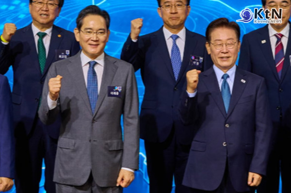 삼성전자 영업익 90조 육박, 엔비디아 최근 분기 이익 넘어선 반도체 힘  사진=2026. 07.07  청와대  (이재명 대통령이 29일 청와대에서 열린 3대 메가프로젝트 국민보고회에서 기업 투자계획 발표 후 이재용 삼성전자 회장과 기념 촬영 ) K trendy NEWS DB ⓒ케이 트렌디뉴스 무단전재 및 수집, 재배포금지