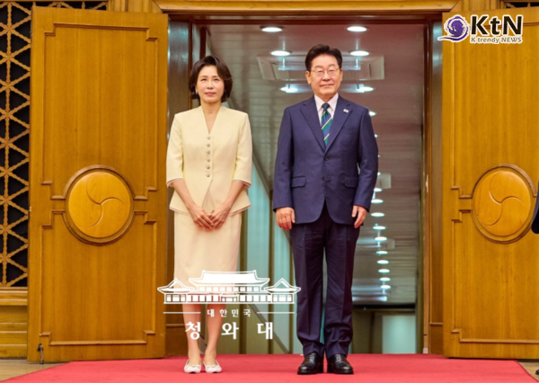 캐나다 잠수함 불발 뒤 나토로 향한 이재명  대통령, K방산 외교 다시 전면에 사진=2026. 07.07 청와대 (북대서양조약기구(NATO·나토) 정상회의 참석과 몽골 국빈 방문을 위한 순방길에 오른 이재명 대통령과 김혜경 여사가 7일 경기 성남 서울공항을 통해 출국하며 인사하고 있다.)  K trendy NEWS DB ⓒ케이 트렌디뉴스 무단전재 및 수집, 재배포금지