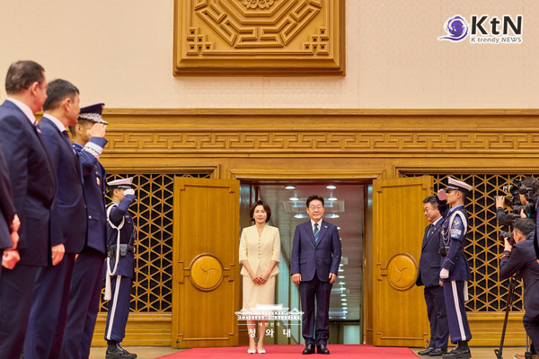 캐나다 잠수함 수주 불발에 이 대통령 “기대 밖 결과, 그래도 K방산 저력 입증”    사진=2026. 07.07 청와대 (북대서양조약기구(NATO·나토) 정상회의 참석과 몽골 국빈 방문을 위한 순방길에 오른 이재명 대통령과 김혜경 여사가 7일 경기 성남 서울공항을 통해 출국하며 인사하고 있다.)  K trendy NEWS DB ⓒ케이 트렌디뉴스 무단전재 및 수집, 재배포금지