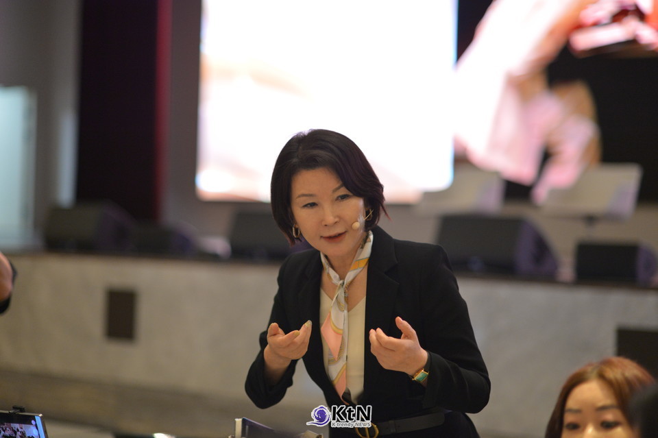 CMK이미지코리아 조미경 대표가 헤어스타일 진단에서 오픈 페이스를 다루는 이유는  이미 가진 얼굴 안에서 더 안정적인 방향을 찾아낼 수 있기 때문이다.  /사진=K trendy NEWS DB ⓒ케이 트렌디뉴스 무단전재 및 수집, 재배포금지
