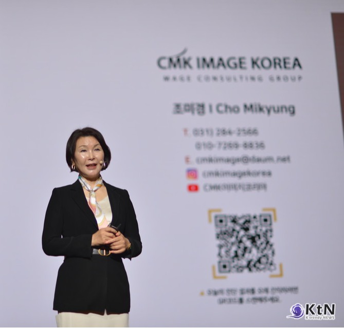 CMK이미지코리아 조미경 대표가 자세와 걸음걸이를 이미지 커뮤니케이션의 주요 축으로 다루는 것도 같은 맥락에 있다.  컬러와 스타일이 얼굴과 몸의 바깥을 정리한다면, 자세는 사람이 서 있는 방식을 정리한다. 