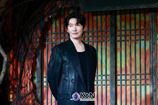 [KtN 현장포토] 조승우, '동궁' 왕의 귀환…벌써부터 서사 오백만 개 장착한 눈빛   사진=2026. 07.08 배우 조승우, 노윤서, 남주혁이 8일 오전 서울 영등포구 페어몬트 앰배서더 서울에서 열린 넷플릭스 시리즈 '동궁' 제작발표회에 참석해 포토타임을 갖고 있다.    K trendy NEWS DB ⓒ케이 트렌디뉴스 무단전재 및 수집, 재배포금지
