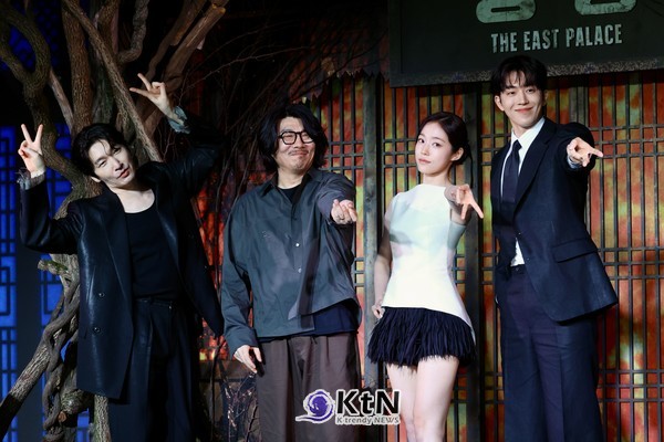 [KtN 현장포토] 1년 반 만 '동궁'으로 돌아온 조승우, 현장 뒤집은 부끄러운 '야~호'  사진=2026. 07.08  배우 조승우, 노윤서, 남주혁이 8일 오전 서울 영등포구 페어몬트 앰배서더 서울에서 열린 넷플릭스 시리즈 '동궁' 제작발표회에 참석해 포토타임을 갖고 있다.  K trendy NEWS DB ⓒ케이 트렌디뉴스 무단전재 및 수집, 재배포금지