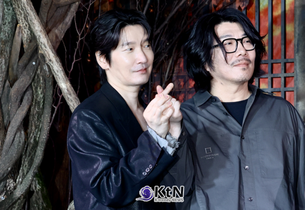 [KtN 현장포토] '동궁' 감독 손잡고 활짝 조승우, 1년 만의 복귀 무대 녹인 훈훈한 '하트'  사진=2026. 07.08 배우 조승우, 노윤서, 남주혁이 8일 오전 서울 영등포구 페어몬트 앰배서더 서울에서 열린 넷플릭스 시리즈 '동궁' 제작발표회에 참석해 포토타임을 갖고 있다.     K trendy NEWS DB ⓒ케이 트렌디뉴스 무단전재 및 수집, 재배포금지