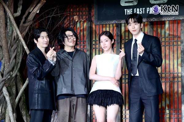 [KtN 현장포토] '동궁' 감독 손잡고 활짝 조승우, 1년 만의 복귀 무대 녹인 훈훈한 '하트'  사진=2026. 07.08 배우 조승우, 노윤서, 남주혁이 8일 오전 서울 영등포구 페어몬트 앰배서더 서울에서 열린 넷플릭스 시리즈 '동궁' 제작발표회에 참석해 포토타임을 갖고 있다.     K trendy NEWS DB ⓒ케이 트렌디뉴스 무단전재 및 수집, 재배포금지