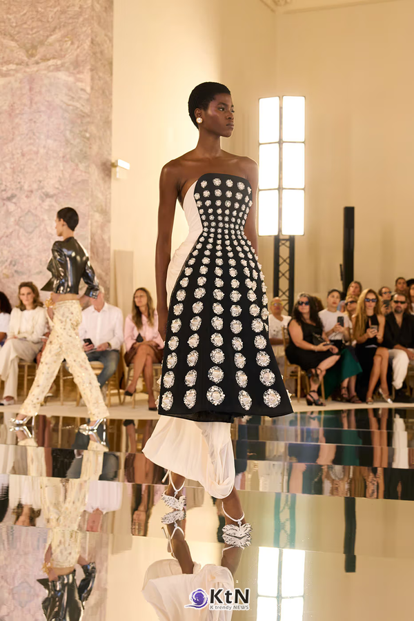 Schiaparelli FW27 Haute Couture Rejects Formulas for "The Call of the Void" 사진=Schiaparelli, K trendy NEWS DB ⓒ케이 트렌디뉴스 무단전재 및 수집, 재배포금지