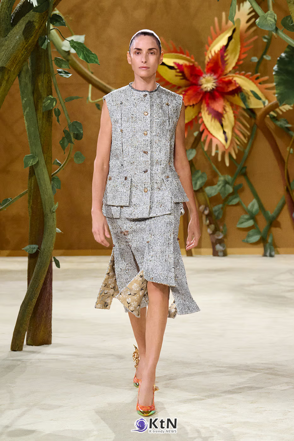 짧은 재킷과 스커트의 조합은 샤넬 수트의 비율을 한층 젊고 가볍게 조정한다. Fairy Tale or Everyday Adventure? The Chanel "Gaby and the Beanstalk" Collection Rewrites Haute Couture. 사진=Chanel, K trendy NEWS DB ⓒ케이 트렌디뉴스 무단전재 및 수집, 재배포금지
