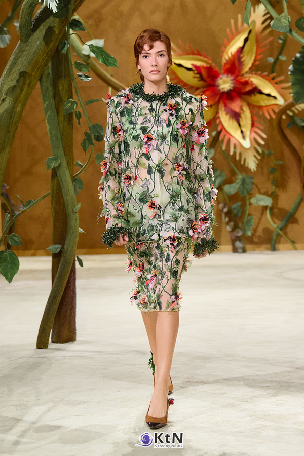 Fairy Tale or Everyday Adventure? The Chanel "Gaby and the Beanstalk" Collection Rewrites Haute Couture. 사진=Chanel, K trendy NEWS DB ⓒ케이 트렌디뉴스 무단전재 및 수집, 재배포금지