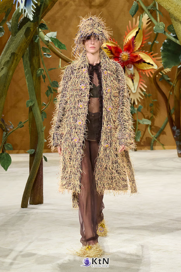 Fairy Tale or Everyday Adventure? The Chanel "Gaby and the Beanstalk" Collection Rewrites Haute Couture. 사진=Chanel, K trendy NEWS DB ⓒ케이 트렌디뉴스 무단전재 및 수집, 재배포금지