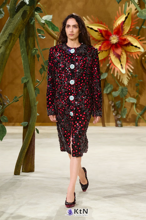Fairy Tale or Everyday Adventure? The Chanel "Gaby and the Beanstalk" Collection Rewrites Haute Couture. 사진=Chanel, K trendy NEWS DB ⓒ케이 트렌디뉴스 무단전재 및 수집, 재배포금지