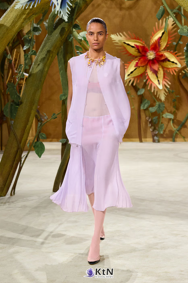 얇은 소재와 긴 실루엣은 몸의 선을 직접 드러내기보다 움직임과 레이어를 통해 인상을 만든다. Fairy Tale or Everyday Adventure? The Chanel "Gaby and the Beanstalk" Collection Rewrites Haute Couture. 사진=Chanel, K trendy NEWS DB ⓒ케이 트렌디뉴스 무단전재 및 수집, 재배포금지