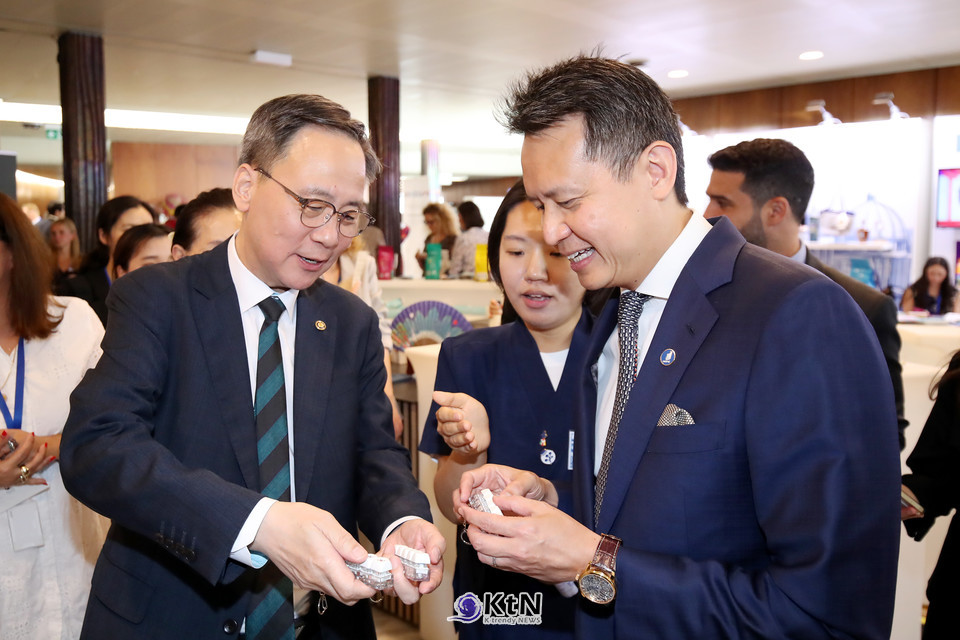 김영수 문화체육관광부 제1차관이 8일(현지 시각) 스위스 제네바 세계지식재산기구(WIPO, World Intellectual Property Organization) 본부에서 열린 ‘문체부-세계지식재산기구 신탁기금 협력 20주년 기념행사’ 개회식에서 다렌 탕(Daren Tang) 세계지식재산기구 사무총장과 행사 부스를 둘러보고 있다. /사진=문화체육관광부, K trendy NEWS DB ⓒ케이 트렌디뉴스 무단전재 및 수집, 재배포금지