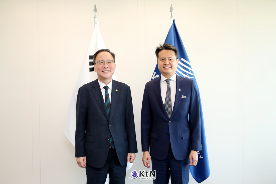 김영수 문화체육관광부 제1차관이 8일(현지 시각) 스위스 제네바 세계지식재산기구(WIPO, World Intellectual Property Organization) 본부에서 열린 ‘문체부-세계지식재산기구 신탁기금 협력 20주년 기념행사’ 개회식에서 다렌 탕(Daren Tang) 세계지식재산기구 사무총장과 면담을 마치고 기념촬영을 하고 있다. /사진=문화체육관광부, K trendy NEWS DB ⓒ케이 트렌디뉴스 무단전재 및 수집, 재배포금지