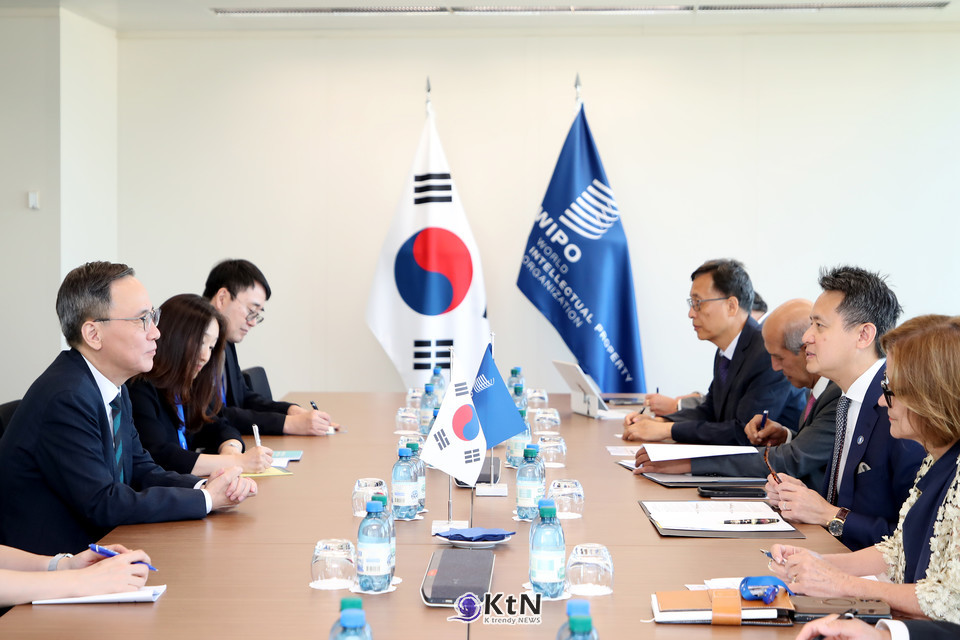 김영수 문화체육관광부 제1차관이 8일(현지 시각) 스위스 제네바 세계지식재산기구(WIPO, World Intellectual Property Organization) 본부에서 열린 ‘문체부-세계지식재산기구 신탁기금 협력 20주년 기념행사’ 개회식에서 다렌 탕(Daren Tang) 세계지식재산기구 사무총장과 면담을 하고 있다. /사진=문화체육관광부, K trendy NEWS DB ⓒ케이 트렌디뉴스 무단전재 및 수집, 재배포금지