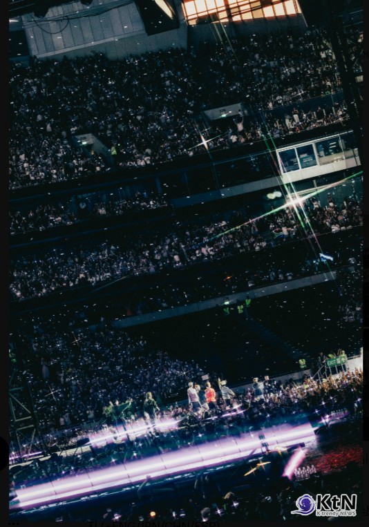 까다로운 영국 언론도 '별점 5점' 폭발, 런던서 13만 아미 떼창 자아낸 BTS의 저력 ( 그룹 방탄소년단(BTS)이 영국 런던에서 이틀간 약 13만 명을 동원하며 토트넘 홋스퍼 스타디움 개장 이후 콘서트 회당 최다 관객 기록을 세웠다.) 사진=2026. 07.10 빅히트 뮤직  sns  갈무리  K trendy NEWS DB ⓒ케이 트렌디뉴스 무단전재 및 수집, 재배포금지