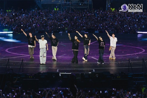까다로운 영국 언론도 '별점 5점' 폭발, 런던서 13만 아미 떼창 자아낸 BTS의 저력  ( 그룹 방탄소년단(BTS)이 영국 런던에서 이틀간 약 13만 명을 동원하며 토트넘 홋스퍼 스타디움 개장 이후 콘서트 회당 최다 관객 기록을 세웠다.) 사진=2026. 07.10 빅히트 뮤직  sns  갈무리  K trendy NEWS DB ⓒ케이 트렌디뉴스 무단전재 및 수집, 재배포금지