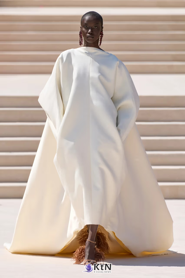 Balenciaga But Bigger: Pierpaolo Piccioli's Fall 2026 Couture Debut. 사진=Vogue Runway, K trendy NEWS DB ⓒ케이 트렌디뉴스 무단전재 및 수집, 재배포금지