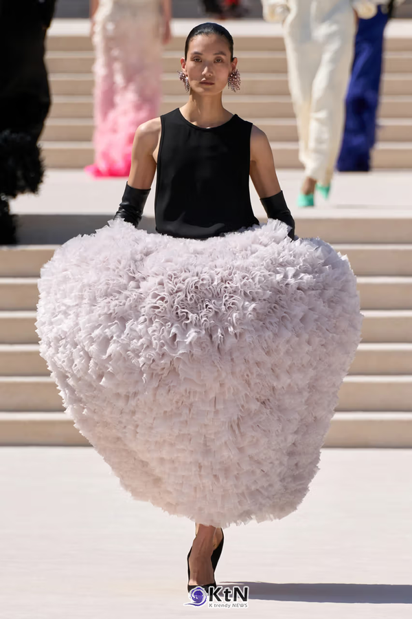 Balenciaga But Bigger: Pierpaolo Piccioli's Fall 2026 Couture Debut. 사진=Vogue Runway, K trendy NEWS DB ⓒ케이 트렌디뉴스 무단전재 및 수집, 재배포금지