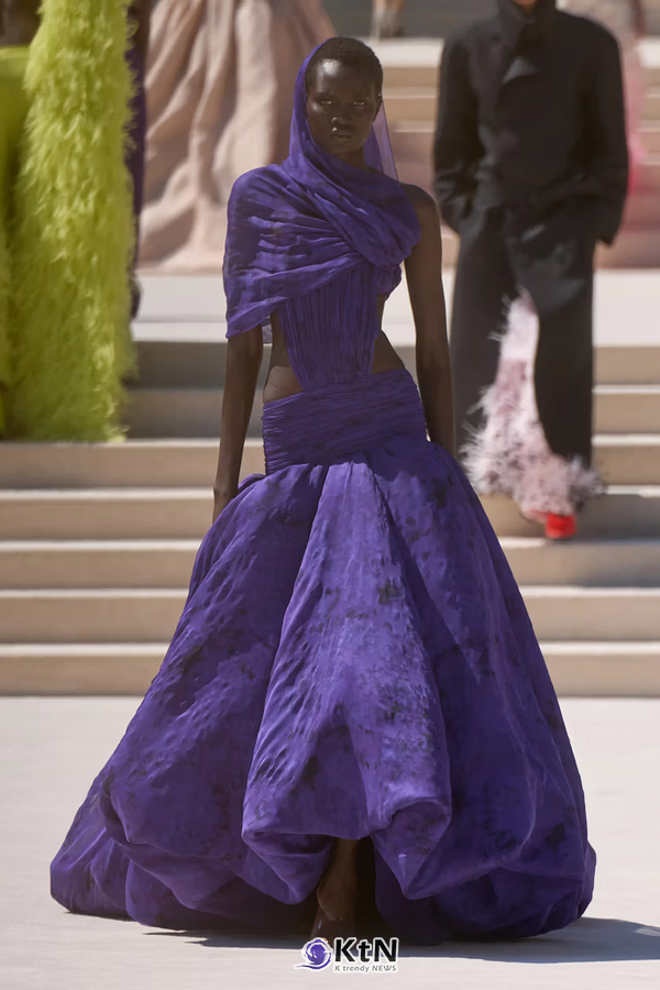 Balenciaga But Bigger: Pierpaolo Piccioli's Fall 2026 Couture Debut. 사진=Vogue Runway, K trendy NEWS DB ⓒ케이 트렌디뉴스 무단전재 및 수집, 재배포금지