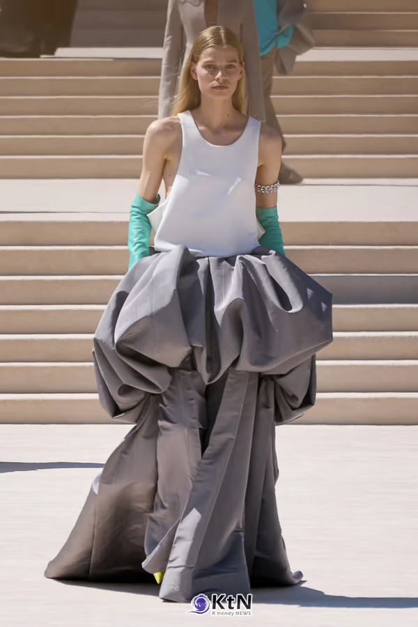Balenciaga But Bigger: Pierpaolo Piccioli's Fall 2026 Couture Debut. 사진=Vogue Runway, K trendy NEWS DB ⓒ케이 트렌디뉴스 무단전재 및 수집, 재배포금지