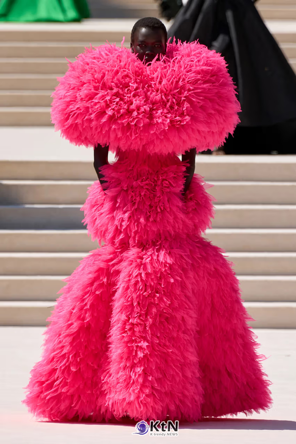 Balenciaga But Bigger: Pierpaolo Piccioli's Fall 2026 Couture Debut. 사진=Vogue Runway, K trendy NEWS DB ⓒ케이 트렌디뉴스 무단전재 및 수집, 재배포금지