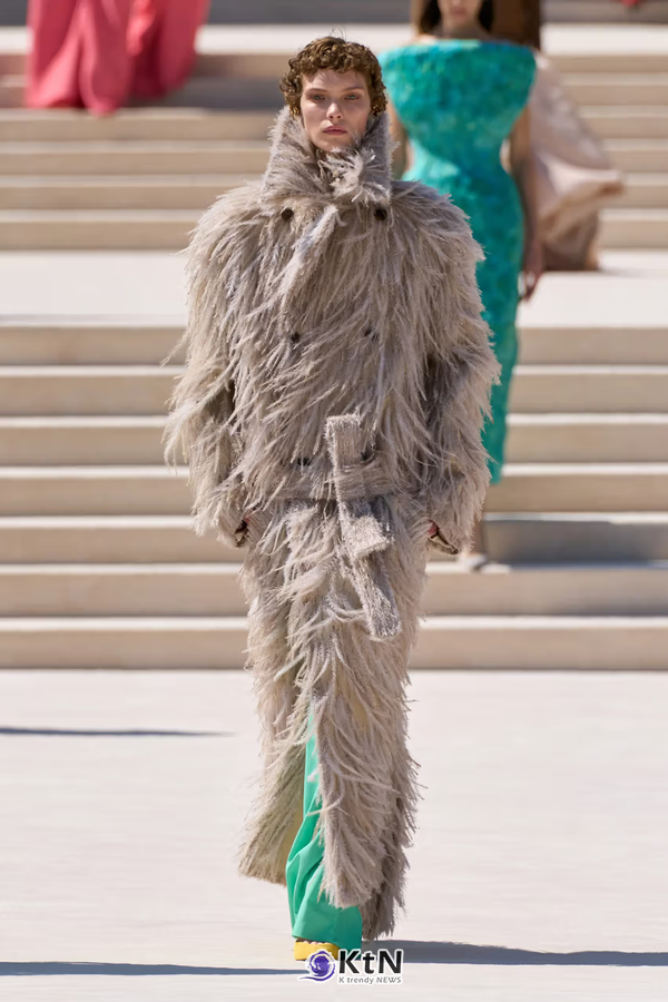 Balenciaga But Bigger: Pierpaolo Piccioli's Fall 2026 Couture Debut. 사진=Vogue Runway, K trendy NEWS DB ⓒ케이 트렌디뉴스 무단전재 및 수집, 재배포금지