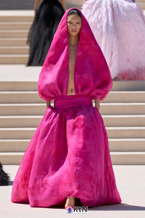 Balenciaga But Bigger: Pierpaolo Piccioli's Fall 2026 Couture Debut. 사진=Vogue Runway, K trendy NEWS DB ⓒ케이 트렌디뉴스 무단전재 및 수집, 재배포금지