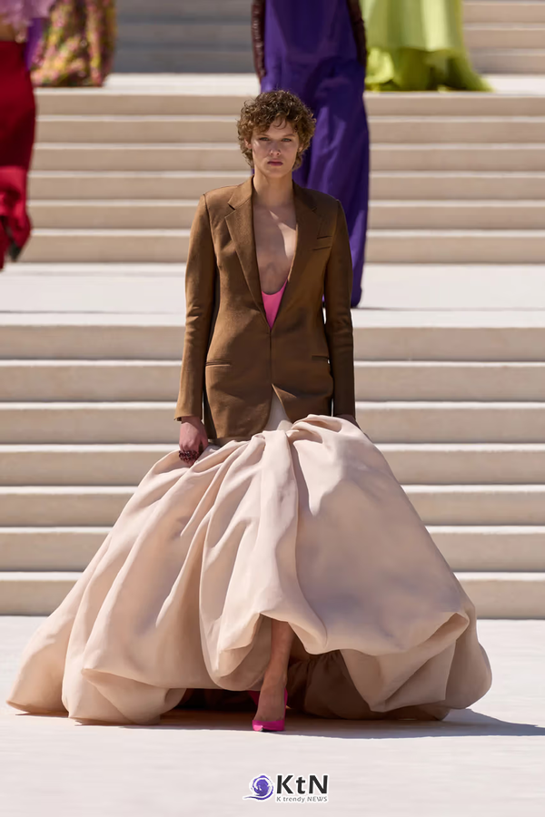 Balenciaga But Bigger: Pierpaolo Piccioli's Fall 2026 Couture Debut. 사진=Vogue Runway, K trendy NEWS DB ⓒ케이 트렌디뉴스 무단전재 및 수집, 재배포금지