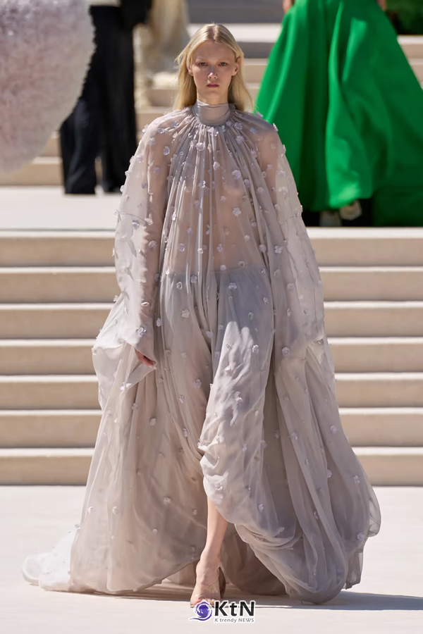 Balenciaga But Bigger: Pierpaolo Piccioli's Fall 2026 Couture Debut. 사진=Vogue Runway, K trendy NEWS DB ⓒ케이 트렌디뉴스 무단전재 및 수집, 재배포금지