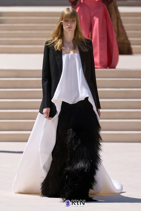 Balenciaga But Bigger: Pierpaolo Piccioli's Fall 2026 Couture Debut. 사진=Vogue Runway, K trendy NEWS DB ⓒ케이 트렌디뉴스 무단전재 및 수집, 재배포금지