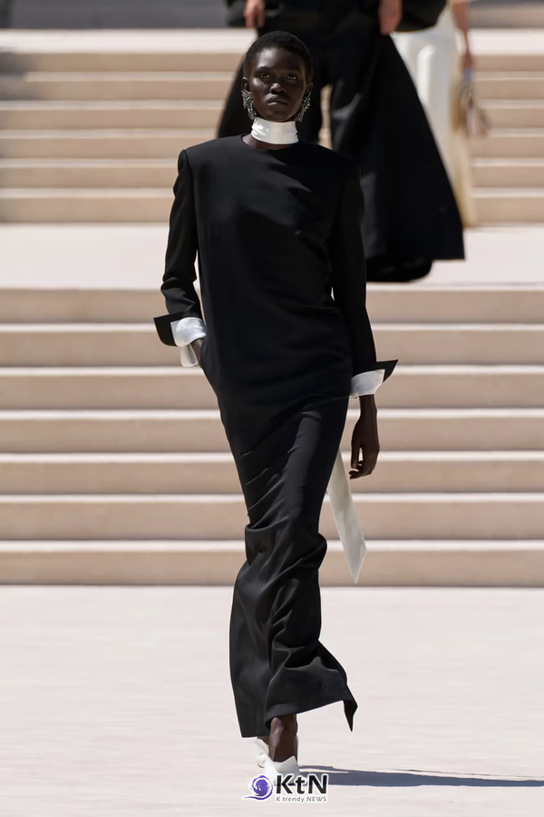 Balenciaga But Bigger: Pierpaolo Piccioli's Fall 2026 Couture Debut. 사진=Vogue Runway, K trendy NEWS DB ⓒ케이 트렌디뉴스 무단전재 및 수집, 재배포금지