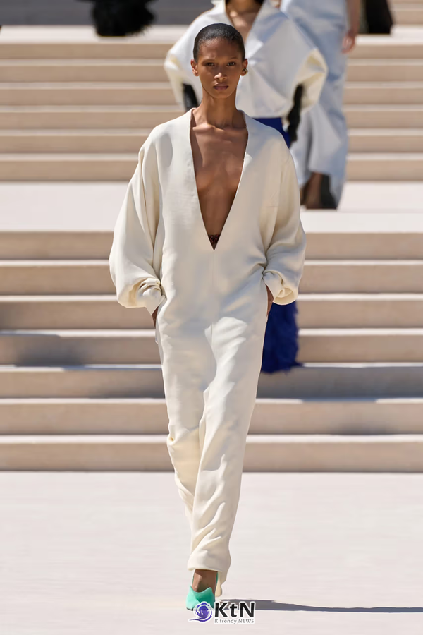 Balenciaga But Bigger: Pierpaolo Piccioli's Fall 2026 Couture Debut. 사진=Vogue Runway, K trendy NEWS DB ⓒ케이 트렌디뉴스 무단전재 및 수집, 재배포금지
