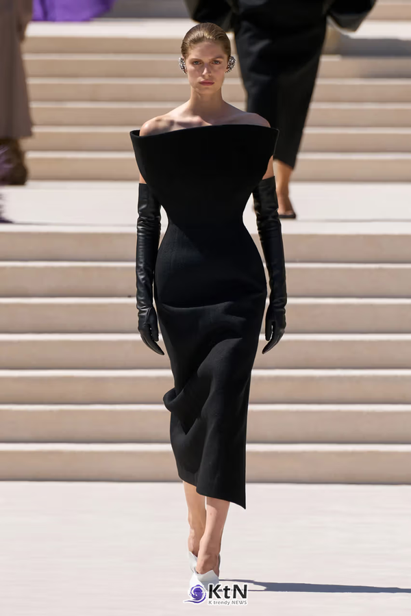 Balenciaga But Bigger: Pierpaolo Piccioli's Fall 2026 Couture Debut. 사진=Vogue Runway, K trendy NEWS DB ⓒ케이 트렌디뉴스 무단전재 및 수집, 재배포금지
