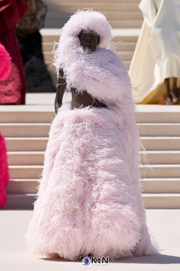 Balenciaga But Bigger: Pierpaolo Piccioli's Fall 2026 Couture Debut. 사진=Vogue Runway, K trendy NEWS DB ⓒ케이 트렌디뉴스 무단전재 및 수집, 재배포금지