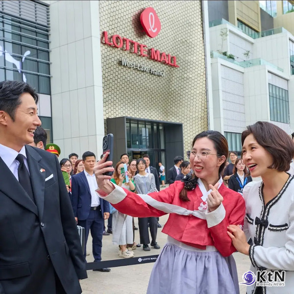 김혜경 여사, 정일우와 베트남서 ‘K-컬처’ 전파…K-뷰티·헤리티지 아우른 소프트 파워 외교 현장   사진=2026. 04.23  KTV 이매진[베트남 속 ‘K-라이프스타일’의 성지, 하노이 서호 롯데몰] K trendy NEWS DB ⓒ케이 트렌디뉴스 무단전재 및 수집, 재배포금지